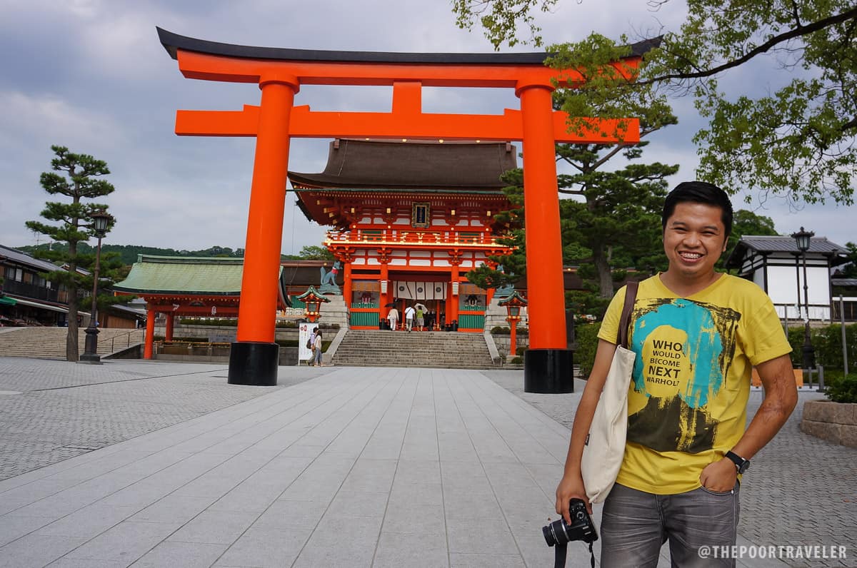 A giant torii in front of Romon Gate