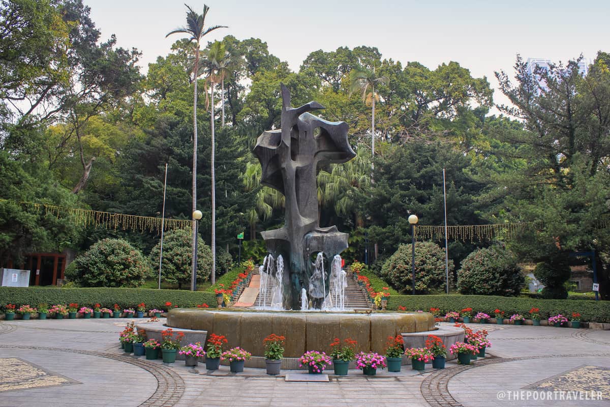 A fountain with a bronze sculpture symbolizing the centuries' old friendship between Portugal and China.