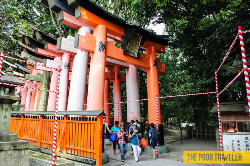 Start of the rows of thousand torii gates