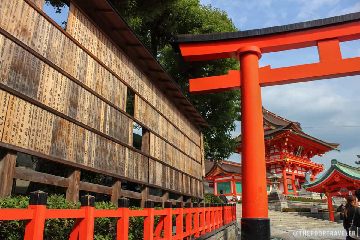 A torii and the Romon Gate, donated by Toyotomi Hideyoshi