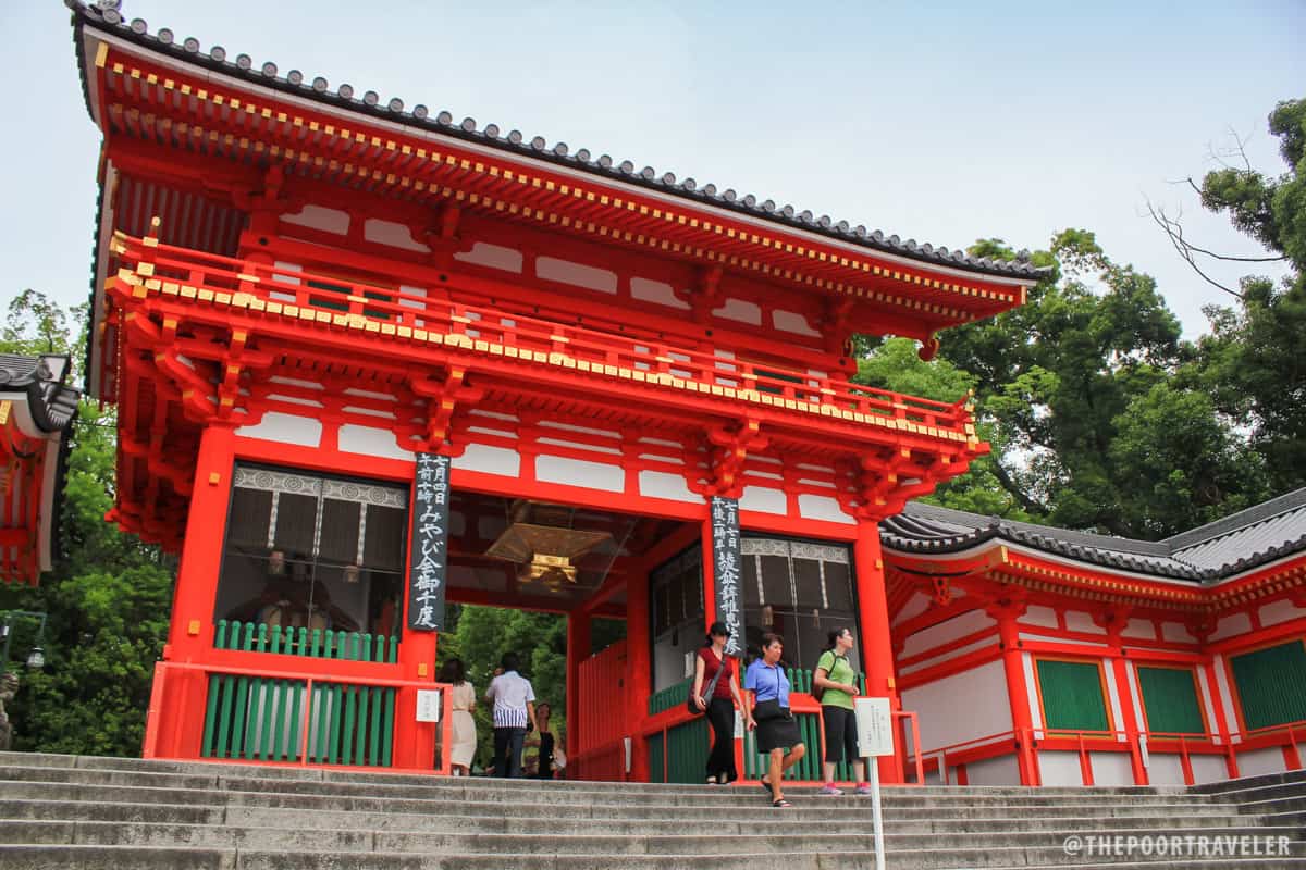 The gate to the Yasaka Shrine